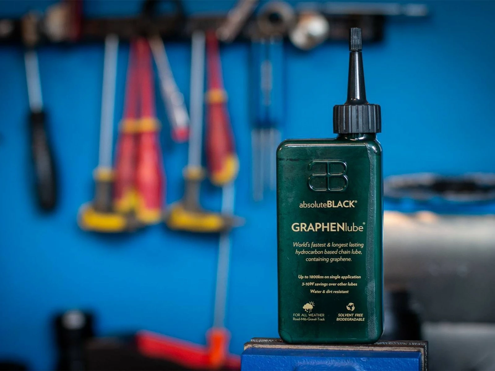 Absolute Black AbsoluteBLACK Lubrifiant Chaîne GRAPHENlube - 140ml Toutes Conditions 7 Absolute Black AbsoluteBLACK Lubrifiant Chaîne GRAPHENlube - 140ml Toutes Conditions – Image 5