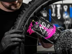 MUC-OFF Préventif Anti-crevaison No Puncture Hassle - Sachet 140ml -Composants Vtt Soldes 2023 muc off preventif anti crevaison no puncture hassle sachet 140ml 1