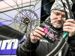 MUC-OFF Préventif Anti-crevaison No Puncture Hassle - Sachet 140ml -Composants Vtt Soldes 2023 muc off preventif anti crevaison no puncture hassle sachet 140ml 2