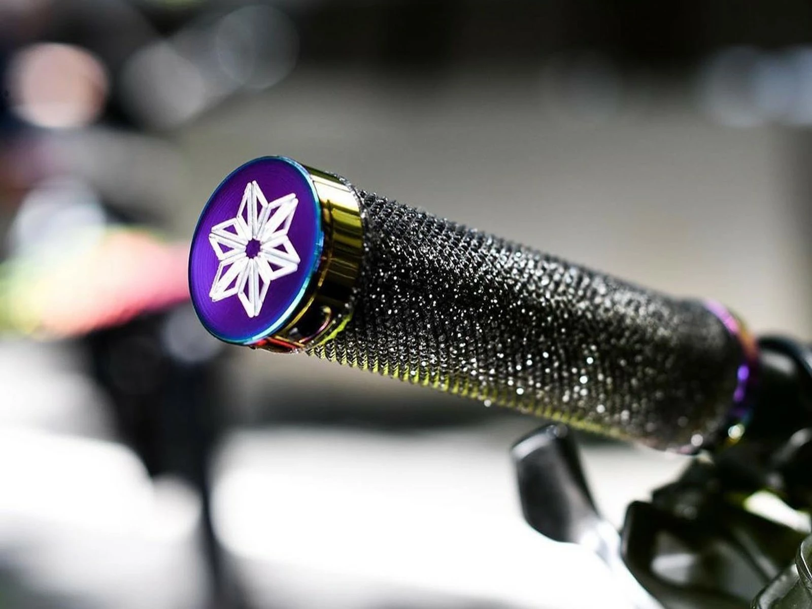 SUPACAZ Diamond Kush Grips Black Oil Slick DH Star Ringz 4 SUPACAZ Diamond Kush Grips Black Oil Slick DH Star Ringz – Image 2